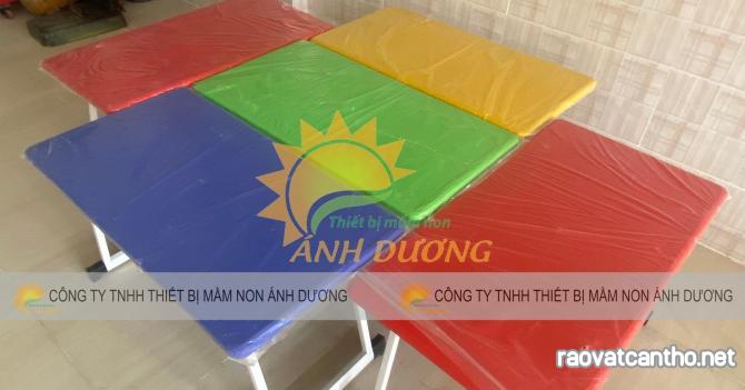 Giường lưới mầm non, bàn nhựa mầm non nhiều màu