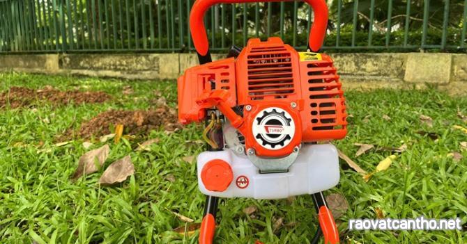 Máy khoan đất được trang bị động cơ xăng 2 thì dung tích 52cc