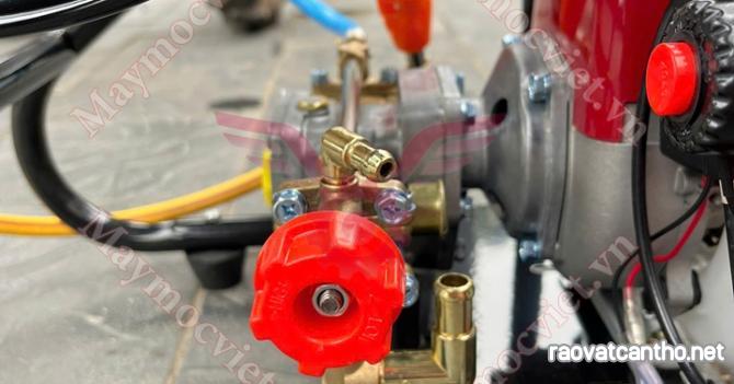 Máy phun thuốc xách tay dùng xăng Turbo140R có rulo giá rẻ