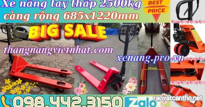 Xe nâng tay thấp 2.5 tấn càng rộng giá sốc